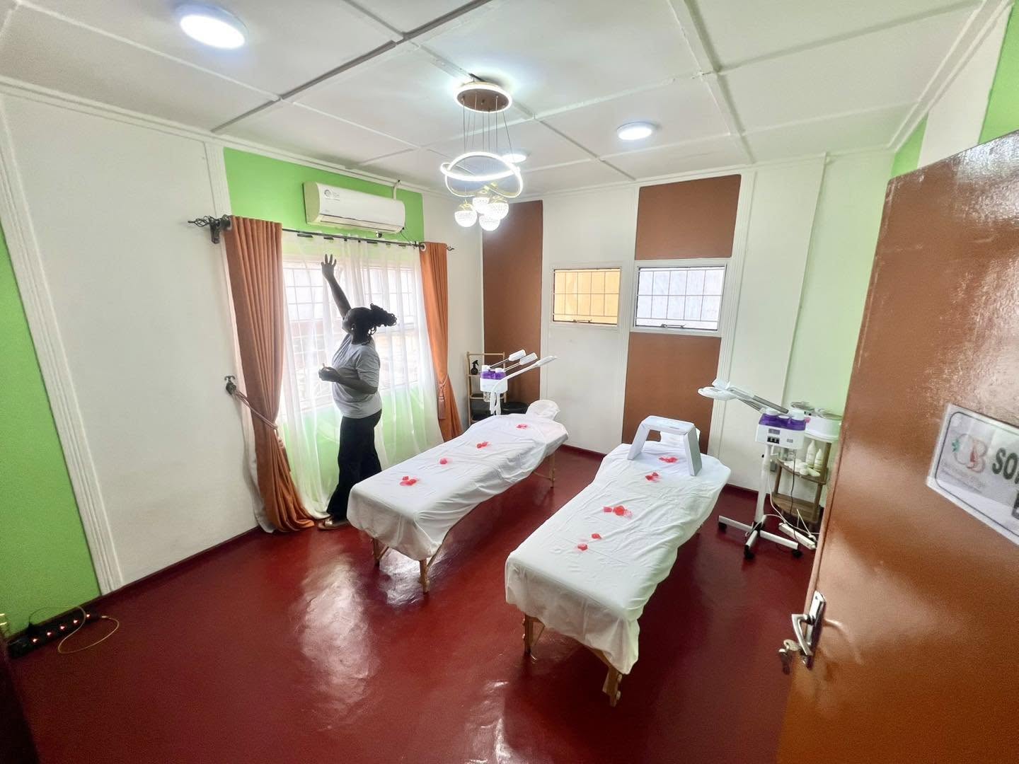 Préparation d'une cabine de soins CLEV Beauty & Spa